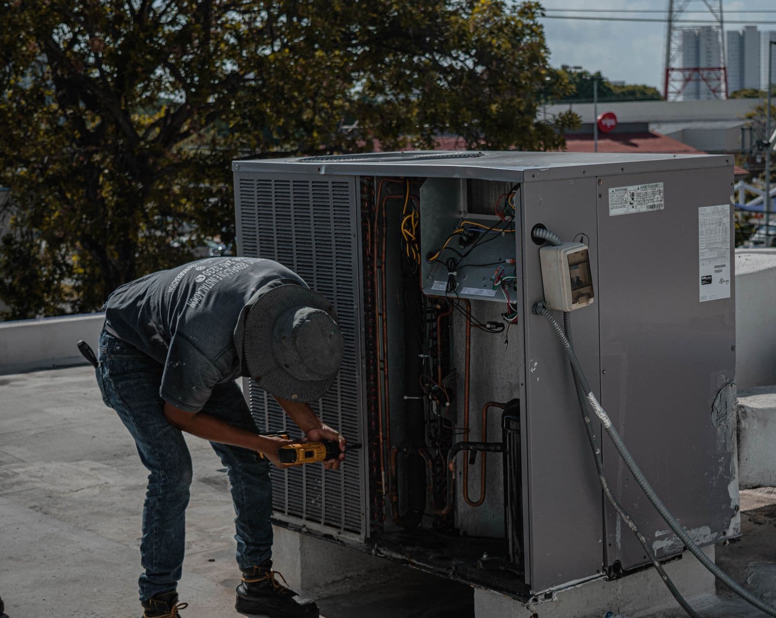 Técnico realizando manutenção
