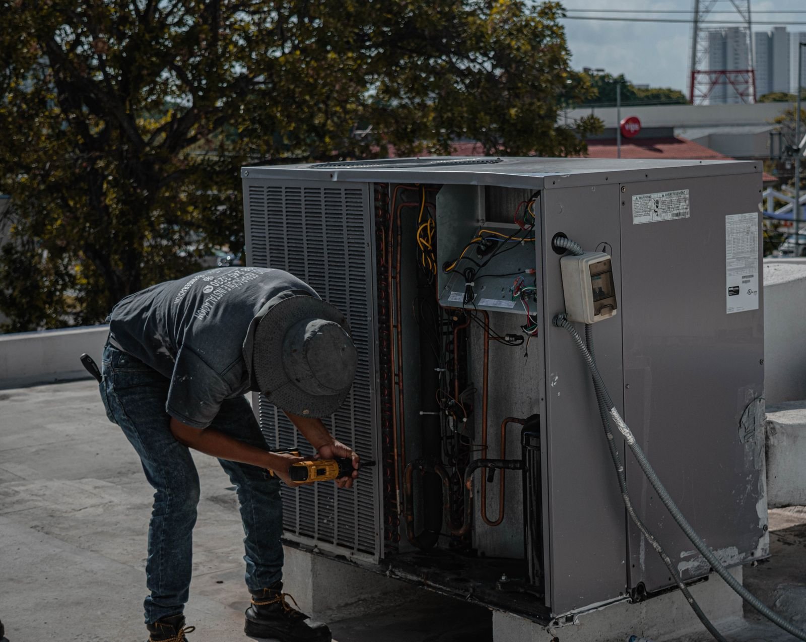 Técnico realizando manutenção